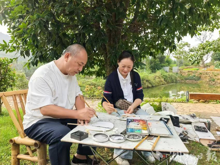 繪畫愛好者們對著桃源村里千年柿樹揮毫潑墨。